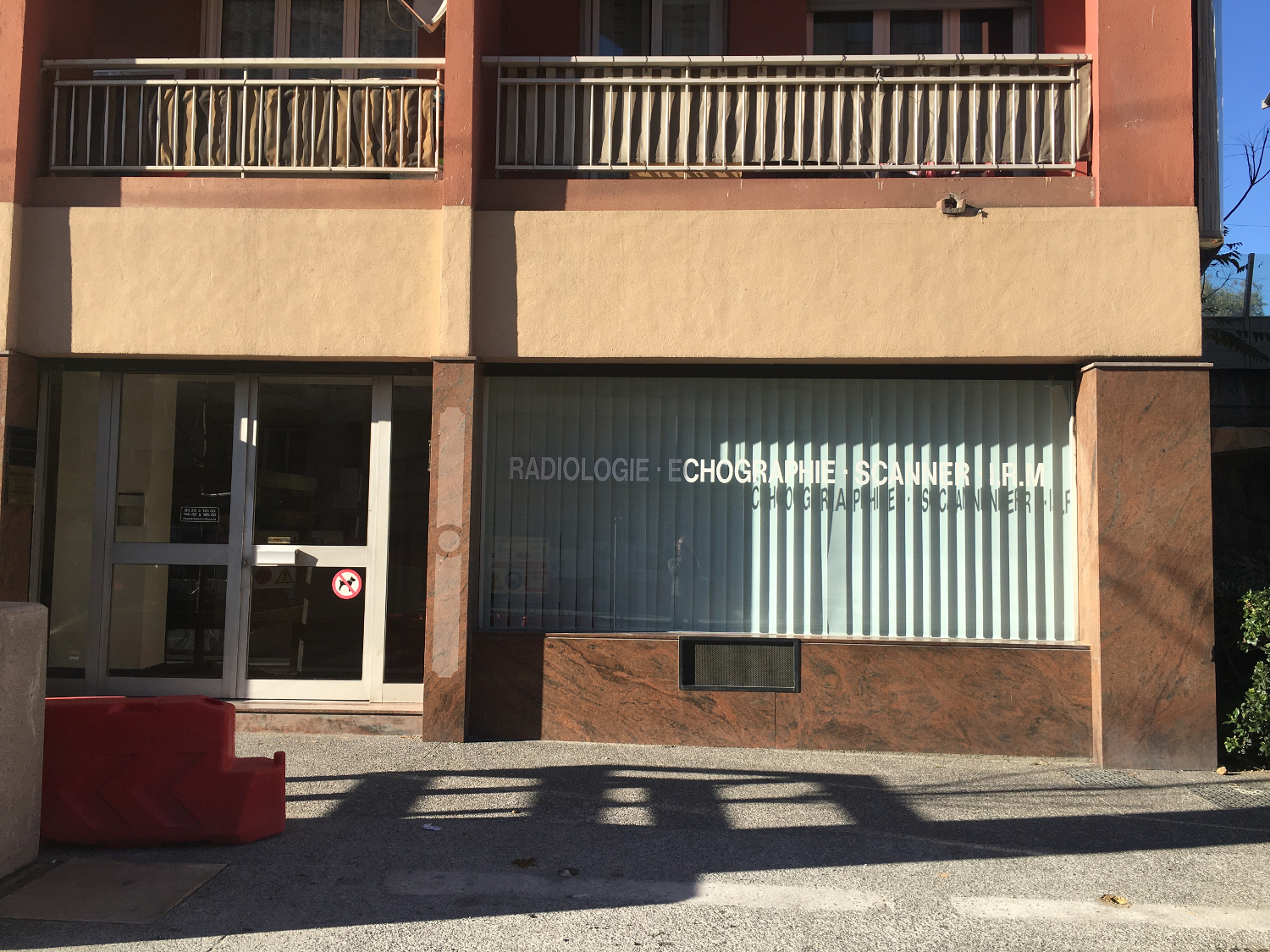 Devanture du cabinet de radiologie des Bosquets le Richmond